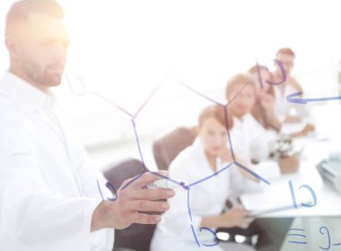 Camın arkasından. Laboratuarda blackboard yakın duran bir bilim adamı.