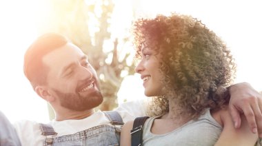 Genç çift kanepede oturan iş elbiseleri