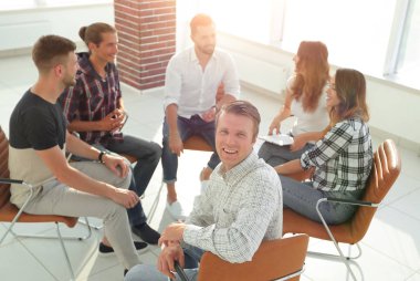 gülümseyen patron atölyesinde oturmuş