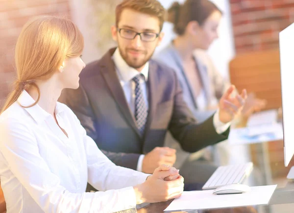 Colegas de negocios discutiendo temas de trabajo . — Foto de Stock