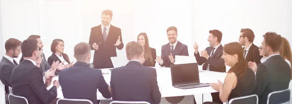 Empresario hablando de una propuesta en las negociaciones. — Foto de Stock