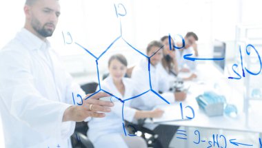 Camın arkasından. Laboratuarda blackboard yakın duran bir bilim adamı.