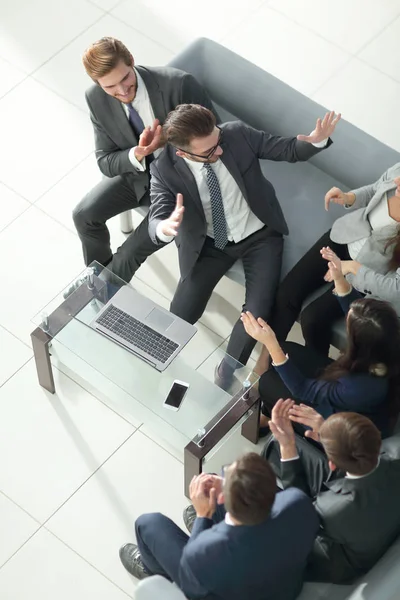 Equipe de empresários masculinos e femininos celebração terminar o trabalho — Fotografia de Stock