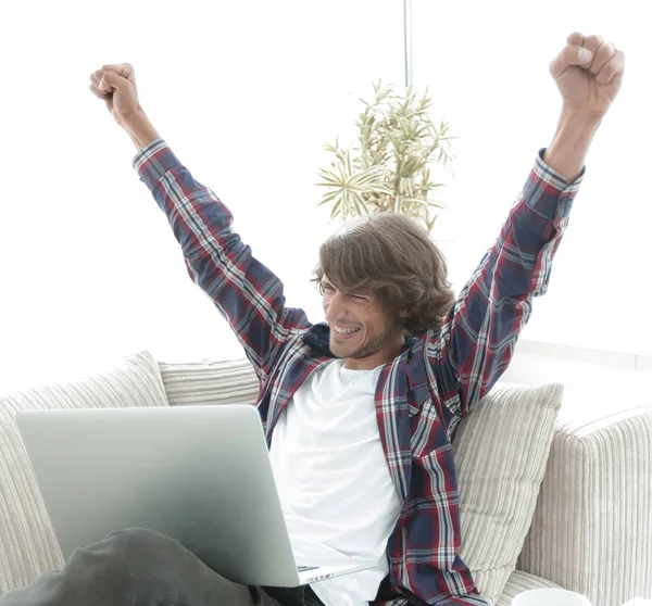 Jovem feliz olhando para a tela do laptop — Fotografia de Stock