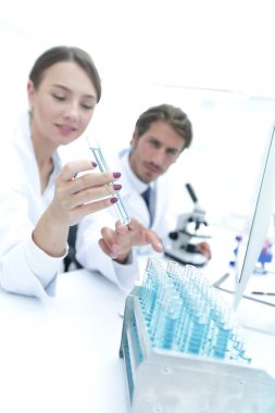 test tüpleri renkli sıvı ile arayan kadın