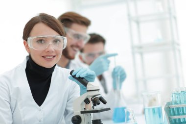 bir laboratuvar kadın bilim adamı.