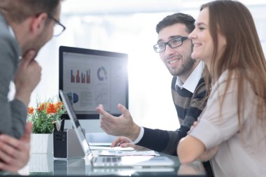 mali çizelgeleri tartışırken iş takım