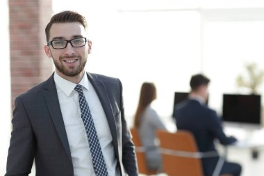 Ofisin arka planında başarılı bir işadamı