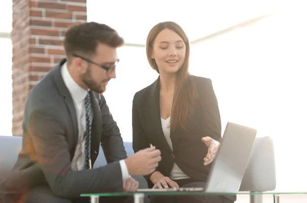 Deux collaborateurs travaillant sur une nouvelle stratégie d'entreprise — Photo