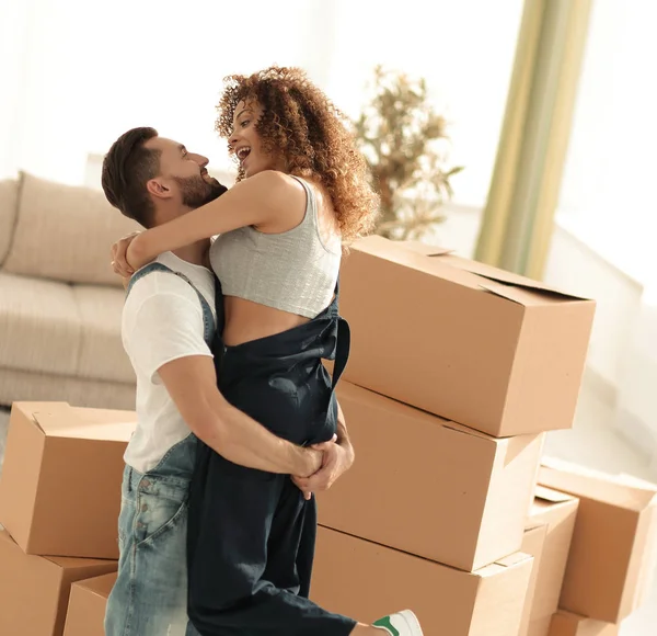 Portrait d'un jeune couple emménageant dans une nouvelle maison — Photo