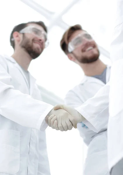 Размытое изображение рукопожатия между учеными — стоковое фото