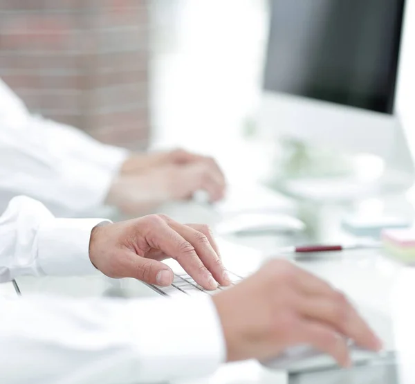 Manos escribiendo texto en el teclado de la computadora. fondo de negocio borroso . — Foto de Stock