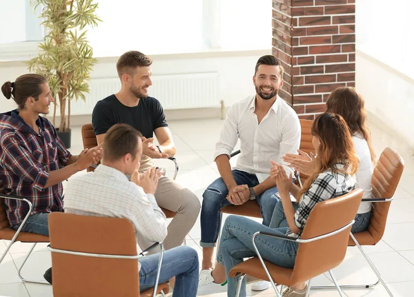 Kreativa team av unga människor. — Stockfoto