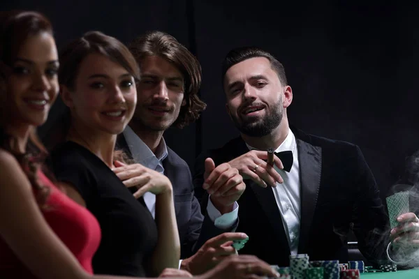 Amigos de classe alta jogando em um cassino. — Fotografia de Stock