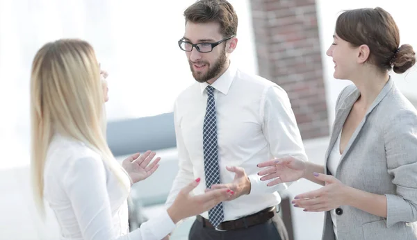 Gruppe von Geschäftsleuten spricht im Büro — Stockfoto