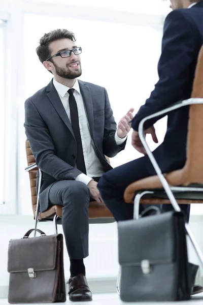 Två affärsmän som innehar portföljer nära själva — Stockfoto