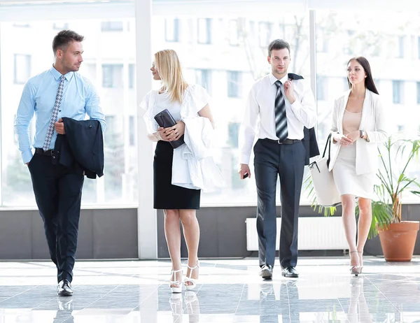 近代的なオフィスのロビーに立ってビジネス人々. — ストック写真