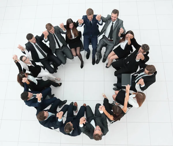 チームビルディングという概念です大きなビジネスチームが輪になって座り — ストック写真