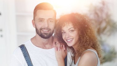 Yeni bir evde duran mutlu genç insanlar