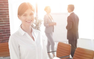 Masaüstünde duran genç bayan asistan.