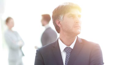 Kendine güvenen işadamı anlamına gelir ve uzak görünüyor.