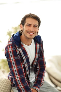 ekose gömlekli şık genç adam.