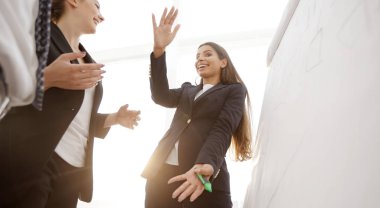 flipchart üzerinde bir marker ile işaret iş kadını