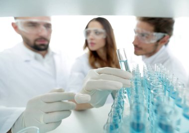 arka plan görüntüsü sıvı cam tüp içinde eğitim bilim adamları bir grup olduğunu.