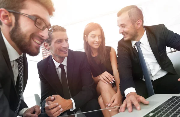 Equipo closeup.business trabajando en el ordenador portátil . — Foto de Stock