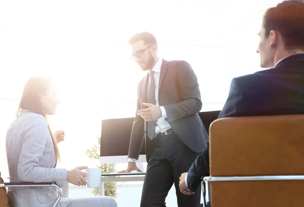 Члени бізнес-команди розмовляють в офісі — стокове фото
