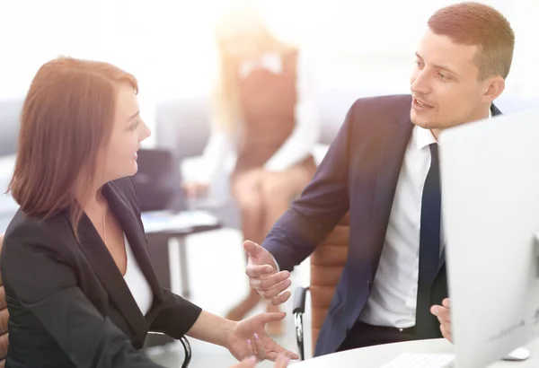 Anställda diskutera affärsfrågor i office — Stockfoto