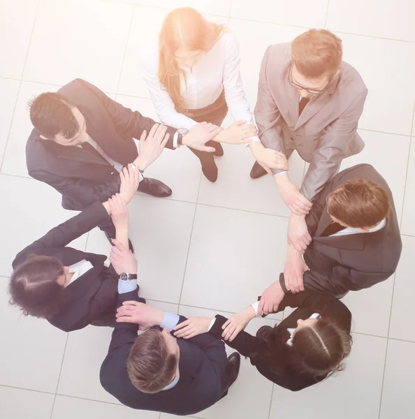 Konzept der Partnerschaft. Geschäftsleute stehen im Kreis. — Stockfoto