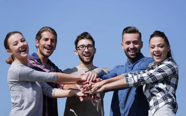 Equipe de jovens mostra sua unidade . — Fotografia de Stock