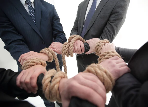 Closeup.Hands holding rope forming a circle — Stock Photo, Image