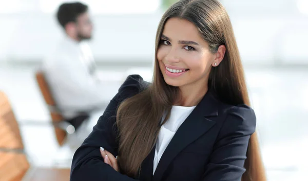 Giovane donna d'affari sullo sfondo dell'ufficio — Foto Stock