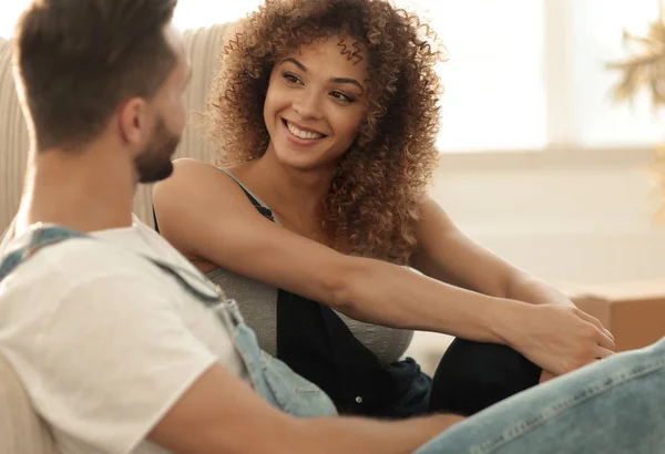 Recién casados sentados en el sofá en un apartamento nuevo . — Foto de Stock