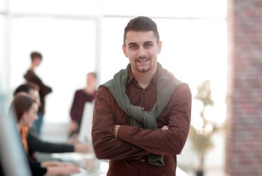 office arka plan üzerinde yaratıcı iş adamı