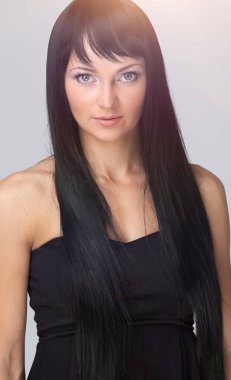 Güzel bir kadın yüzü temiz ten - gri izole ile