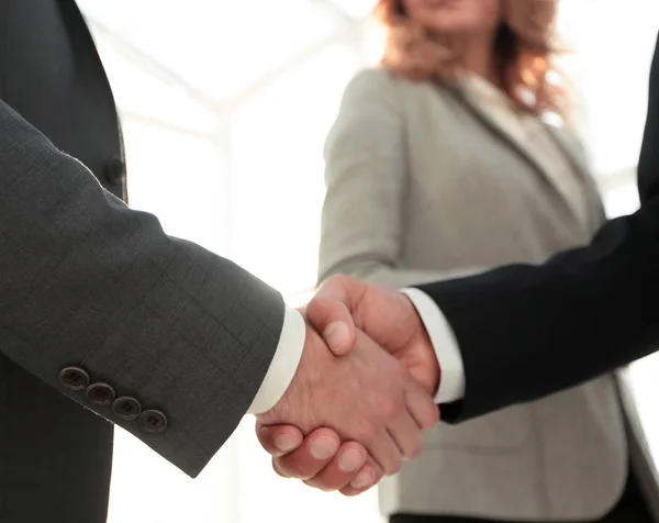 Fechar o handshake homem de negócios juntos na sala de reuniões — Fotografia de Stock