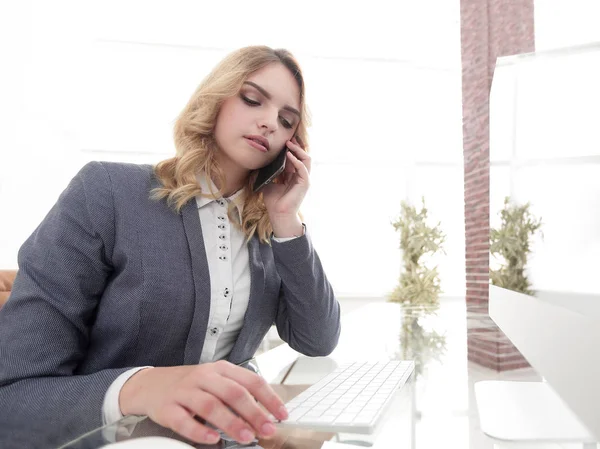 Mulher de negócios falando no smartphone no escritório — Fotografia de Stock