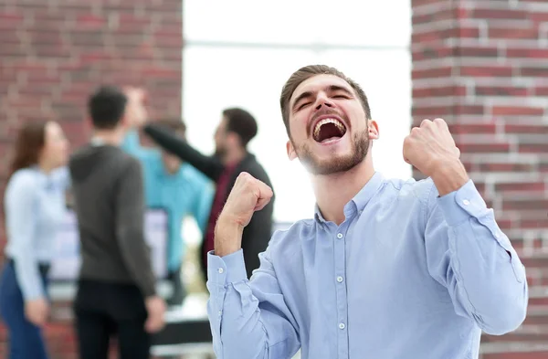 Hombre de negocios guapo celebrando la victoria gritando felizmente en th —  Fotos de Stock