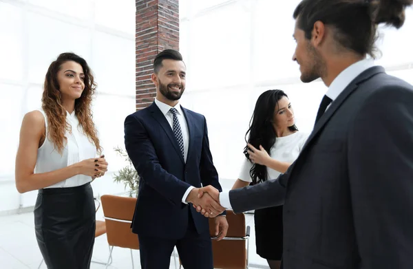 Handshake podnikatelů na pozadí úřadu — Stock fotografie