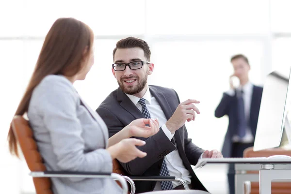 Colegas de negócios conversando em sua mesa — Fotografia de Stock