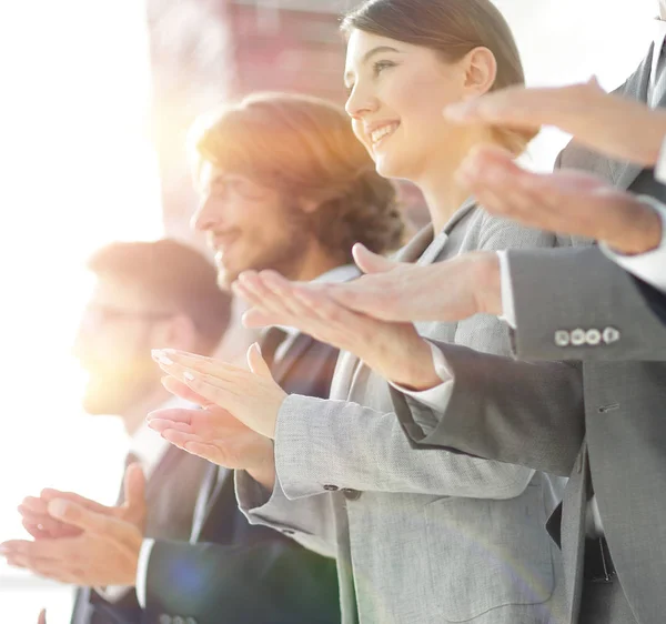 Empresarios manos aplaudiendo — Foto de Stock