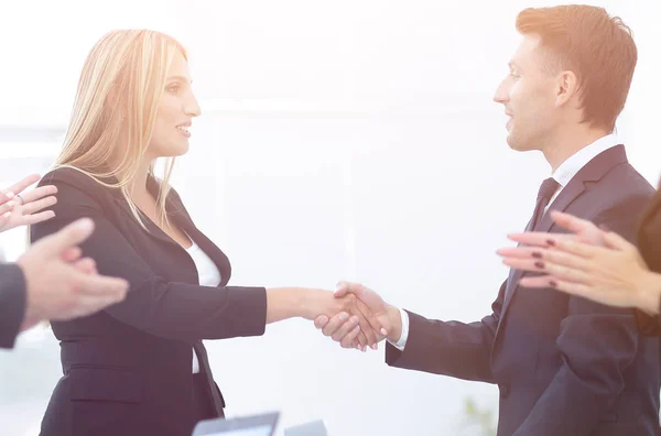 Handschlag mit Geschäftspartnern nach Vertragsgespräch — Stockfoto
