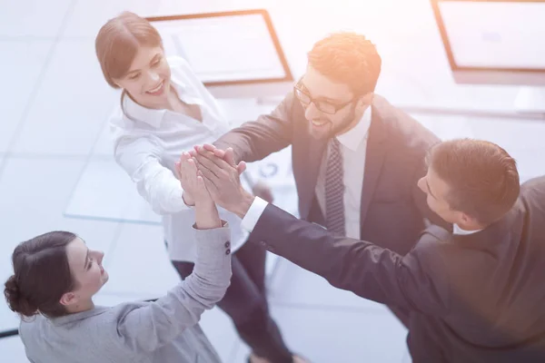 Erfolgreiches Business-Team, das sich gegenseitig eine High-Five gibt, im Büro steht — Stockfoto