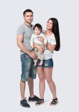 beyaz zemin üzerinde mutlu üç üye aile