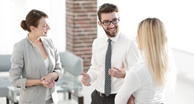 Ofiste konuşmak Yöneticisi ve iş takım.