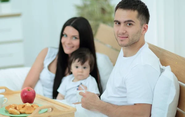 Family having breakfast in bed at home — Stock Photo, Image