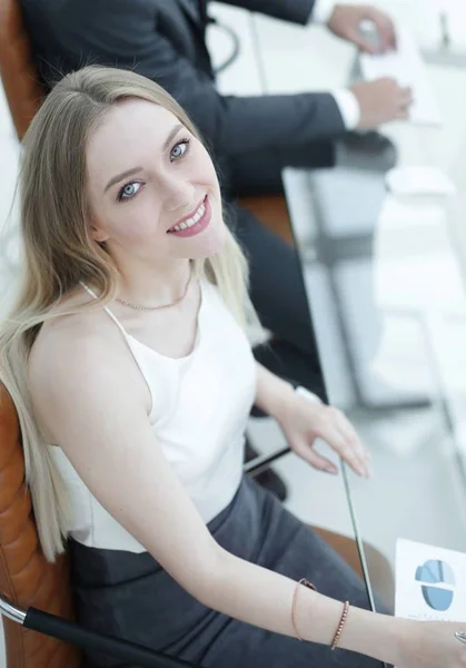 Joven mujer de negocios sentada en un escritorio en la oficina  . —  Fotos de Stock